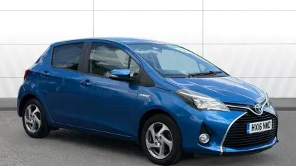 Used Toyota Yaris 101 HP (74 kW) 2016 Blue Hatchback