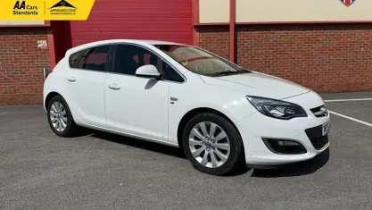 Used Vauxhall Astra Elite 165 HP (121 kW) 2014 White Hatchback