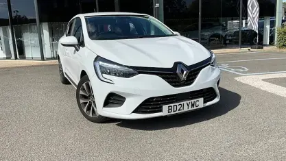 Used Renault Clio Iconic 90 HP (66 kW) 2021 White Hatchback