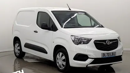 Used Vauxhall Combo Sportive 101 HP (74 kW) 2020 White jade MPV
