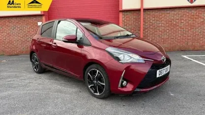 Begagnad Toyota Yaris Design 111 HK (81 kW) 2017 Röd Halvkombi