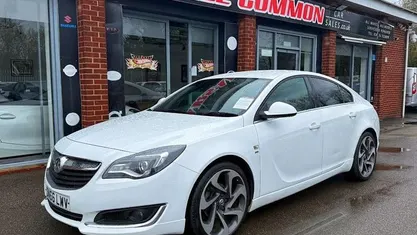 Used Vauxhall Insignia SRi 136 HP (100 kW) 2016 White Hatchback