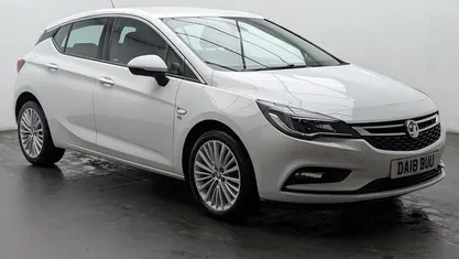 Used Vauxhall Astra Elite 110 HP (80 kW) 2017 White Hatchback