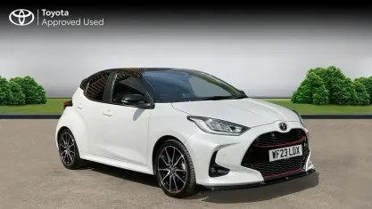 Begagnad Toyota Yaris Hybrid Sport 116 HK (85 kW) 2023 Vit Halvkombi