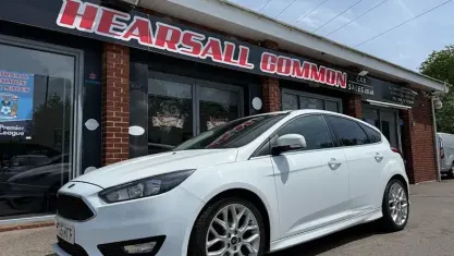 Gebraucht Ford Focus Zetec 125 PS (91 kW) 2015 Weiß Kleinwagen
