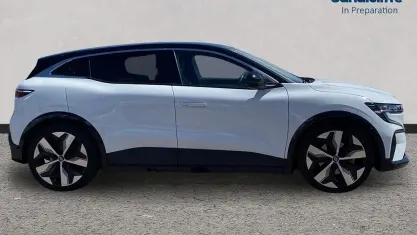 Used Renault Megane E-Tech Techno 160 kW (218 HP) 2022 White/black Hatchback