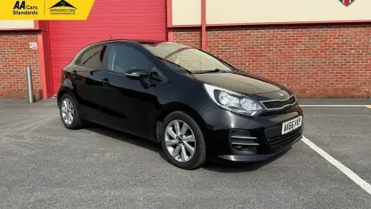 Usado Kia Rio 75 CV (55 kW) 2016 Negro Utilitario