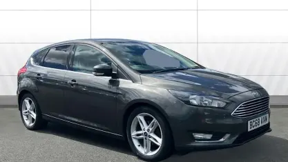 Gebraucht Ford Focus Titanium 120 PS (88 kW) 2017 Grau Kleinwagen
