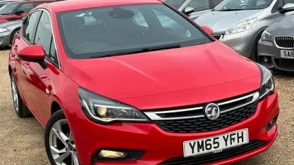 Used Vauxhall Astra SRi 105 HP (77 kW) 2016 Red Hatchback