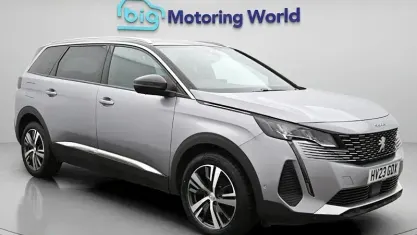 Usado Peugeot 5008 Allure+ 131 CV (96 kW) 2023 Gris SUV