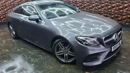 Begagnad Mercedes E220 AMG line 194 HK (142 kW) 2019 Grå Sportkupé
