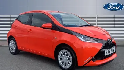 Usado Toyota Aygo X-play 69 HP (50 kW) 2018 Citadino