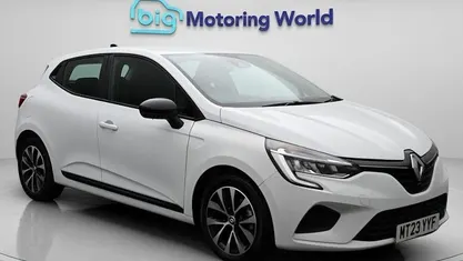Begagnad Renault Clio V Evolution 145 HK (106 kW) 2023 Vit Halvkombi