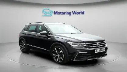 Gebraucht VW Tiguan R-line 150 PS (110 kW) 2023 Schwarz SUV