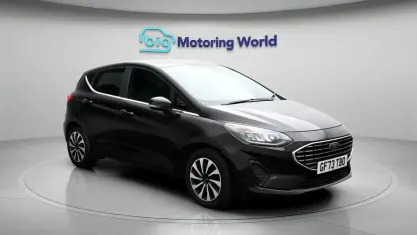 Begagnad Ford Fiesta Titanium 101 HK (74 kW) 2022 Svart Halvkombi