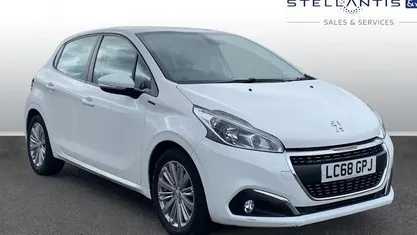 Used Peugeot 208 Signature Sky 82 HP (60 kW) 2019 Hatchback