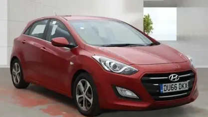 Used Hyundai i30 SE 110 HP (80 kW) 2016 Red Hatchback