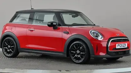 Begagnad Mini Cooper Classic 136 HK (100 kW) 2021 Röd Halvkombi