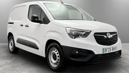Used Vauxhall Combo 100 kW (136 HP) 2025 White MPV