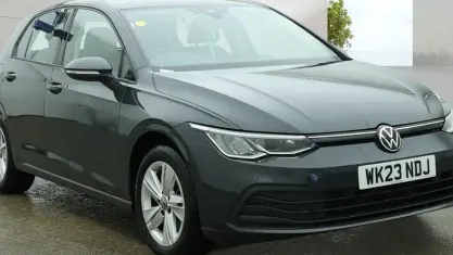 Usado VW Golf VIII Life 110 HP (80 kW) 2023 Cinzento Citadino