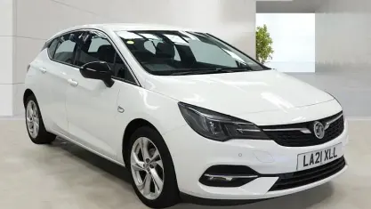 Used Vauxhall Astra SRi 110 HP (80 kW) 2021 White Hatchback