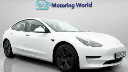 Używany Tesla Model 3 Standard Range Plus 222 kW (302 KM) 2021 Biały Sedan/Limuzyna