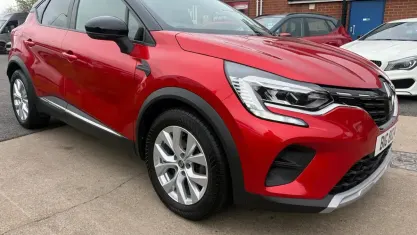 Used Renault Captur Iconic 131 HP (96 kW) 2020 Red SUV