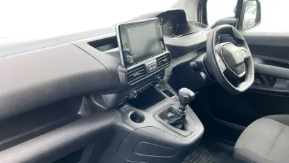 Begagnad Peugeot Partner Premium 102 HK (75 kW) 2023 Vit Minibuss