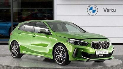 Usado BMW M135 Comfort Edition 306 HP (225 kW) 2023 Verde Citadino
