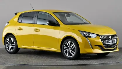 Begagnad Peugeot 208 Active+ 102 HK (75 kW) 2023 Gul Halvkombi
