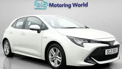 Used Toyota Corolla 122 HP (89 kW) 2021 White Hatchback