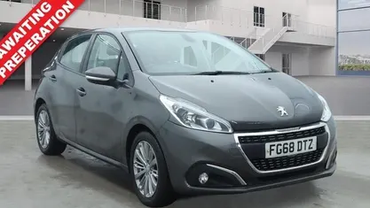 Used Peugeot 208 Signature Sky 82 HP (60 kW) 2019 Hatchback