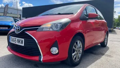 Usado Toyota Yaris 69 HP (50 kW) 2015 Vermelho Citadino