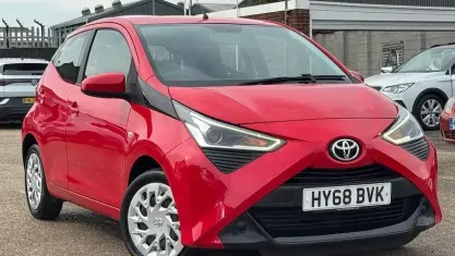 Used Toyota Aygo X-play 72 HP (52 kW) 2018 Red Hatchback