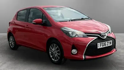 Used Toyota Yaris 99 HP (72 kW) 2016 Red Hatchback