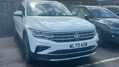 Begagnad VW Tiguan Elegance 245 HK (180 kW) 2023 Vit SUV