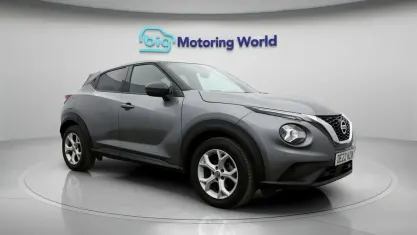 Begagnad Nissan Juke N-Connecta 114 HK (83 kW) 2022 Grå SUV