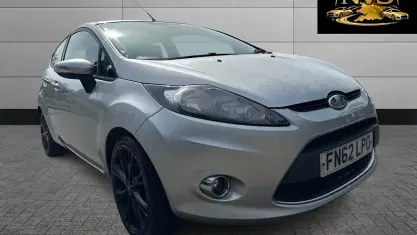 Begagnad Ford Fiesta 70 HK (51 kW) 2012 Silver Halvkombi