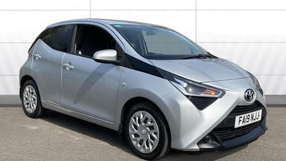 Używany Toyota Aygo X-play 72 KM (52 kW) 2019 Srebrny Hatchback