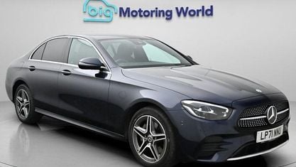 Usado Mercedes E300 AMG line 320 HP (235 kW) 2022 Azul Sedan
