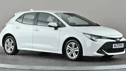 Used Toyota Corolla 122 HP (89 kW) 2021 White Hatchback