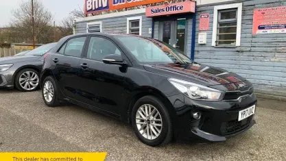 Begagnad Kia Rio 77 HK (56 kW) 2017 Svart Halvkombi