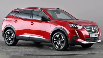 Używany Peugeot 2008 Allure+ 101 KM (74 kW) 2023 Czerwony SUV