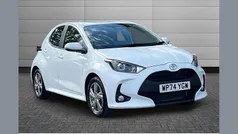 Pure white Used 2025 Toyota Yaris Hybrid Hatchback | £19,199 (Good price)