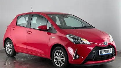 Used Toyota Yaris Hybrid 101 HP (74 kW) 2019 Red Hatchback