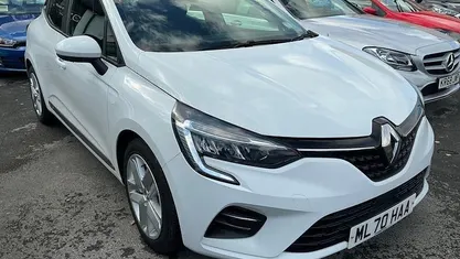 Used Renault Clio V Play 101 HP (74 kW) 2020 White Hatchback