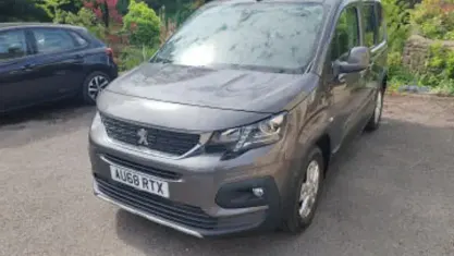 Usado Peugeot Rifter Allure 102 HP (75 kW) 2023 Monovolume