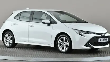 Used Toyota Corolla 122 HP (89 kW) 2021 White Hatchback