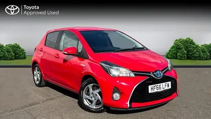 Used Toyota Yaris Hybrid 101 HP (74 kW) 2016 Chilli red Hatchback