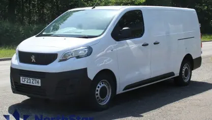 Käytetty Peugeot Expert Premium 102 HP (75 kW) 2023 Valkoinen Van